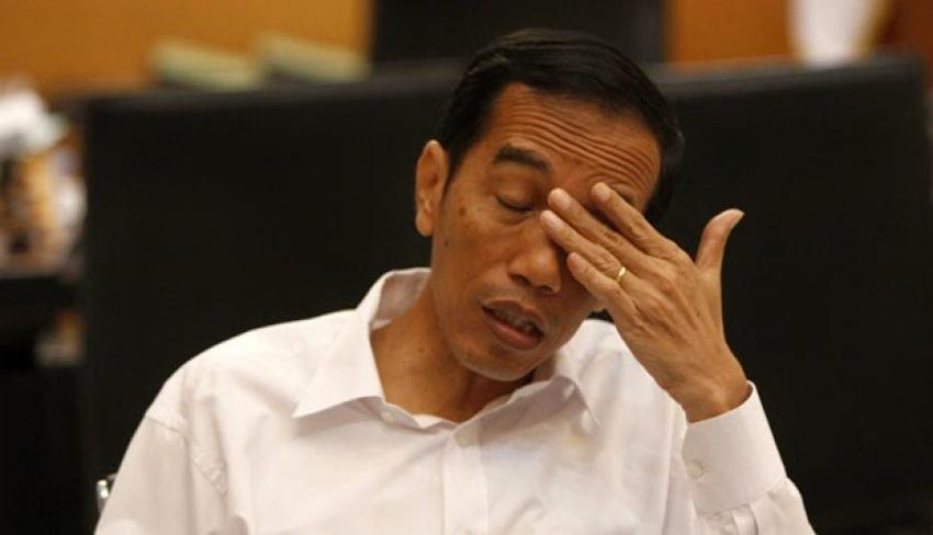 38Jokowi Ngelap muka.jpg